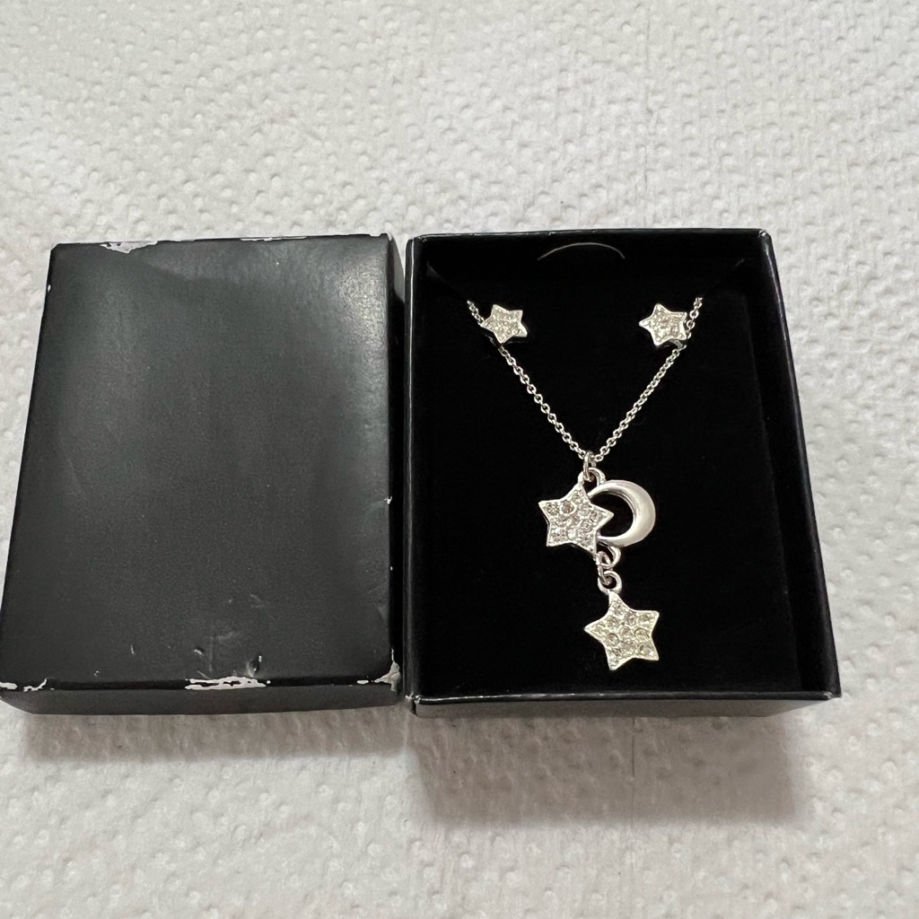 Beautiful Silver Tone Set Of Earring And Necklace